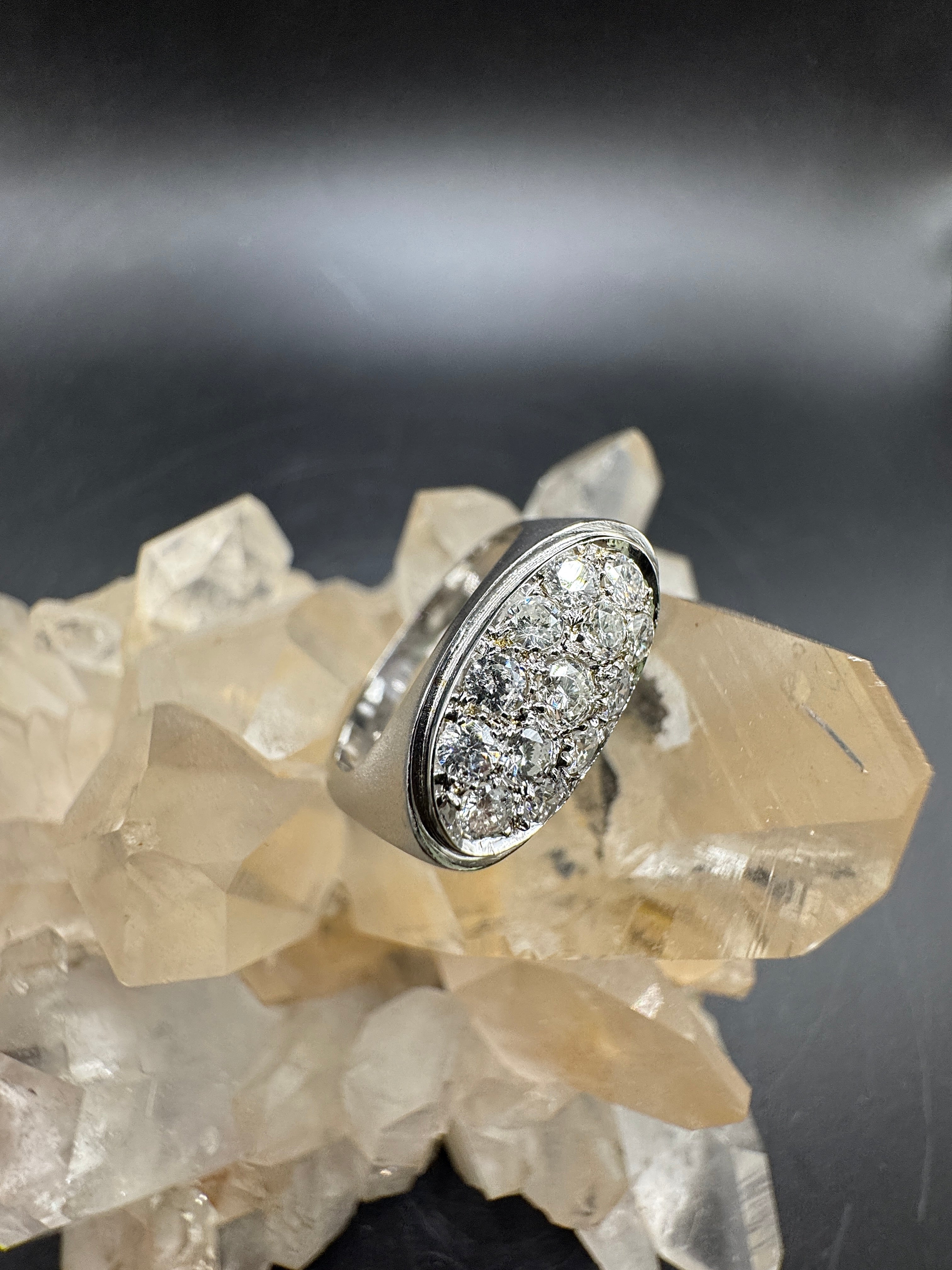 Massieve 18k witgouden ring bezet met zeer fijne pavé briljant geslepen diamanten