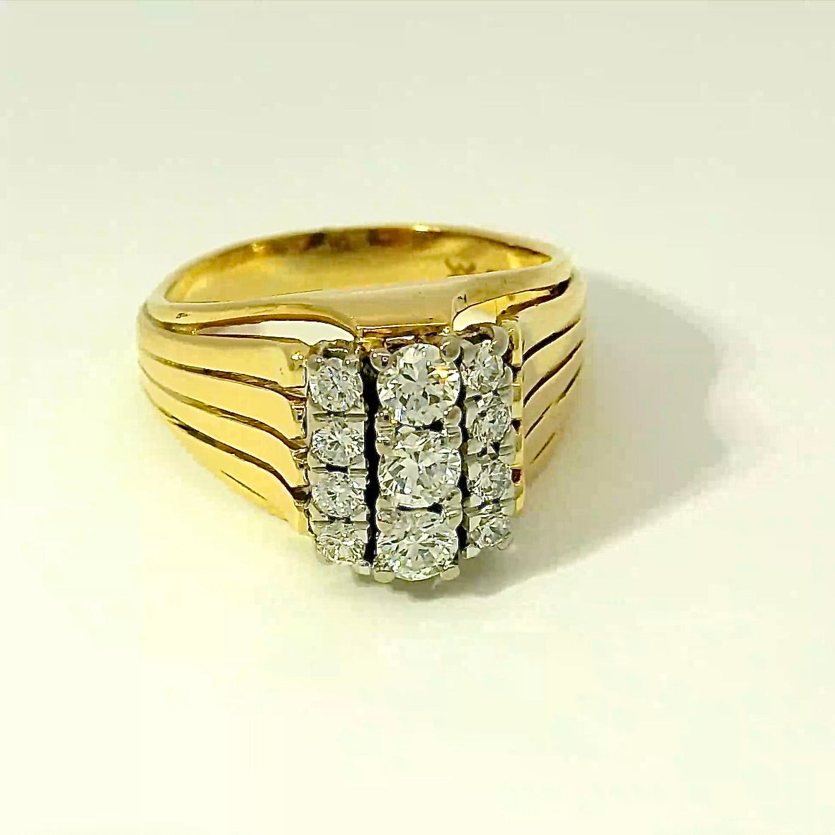 Eindrucksvoller Vintage-Ring in 18 Karat Gelb- und Weißgold mit hochfeinen Brillanten
