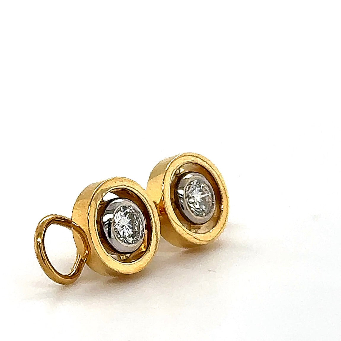 Handgefertigte Ohrringe in 18 Karat Gold mit hochfeinen Brillanten je 0.45 Karat