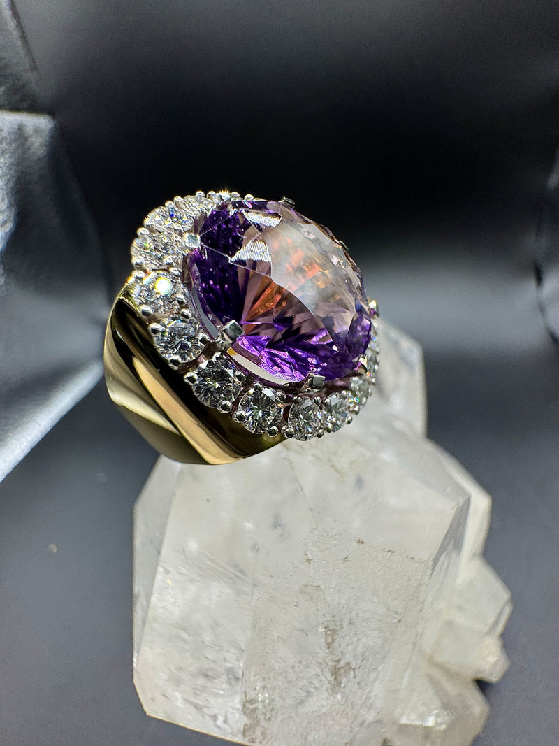 Prunkvoller Cocktailring in 18 Karat Gold mit großem Amethyst & Brillanten