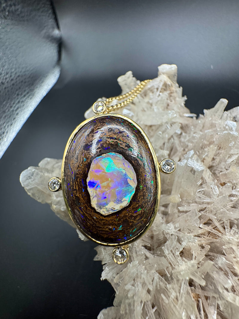 Besonderer Opal Anhänger in 14 Karat Gelbgold mit feinen Brillanten