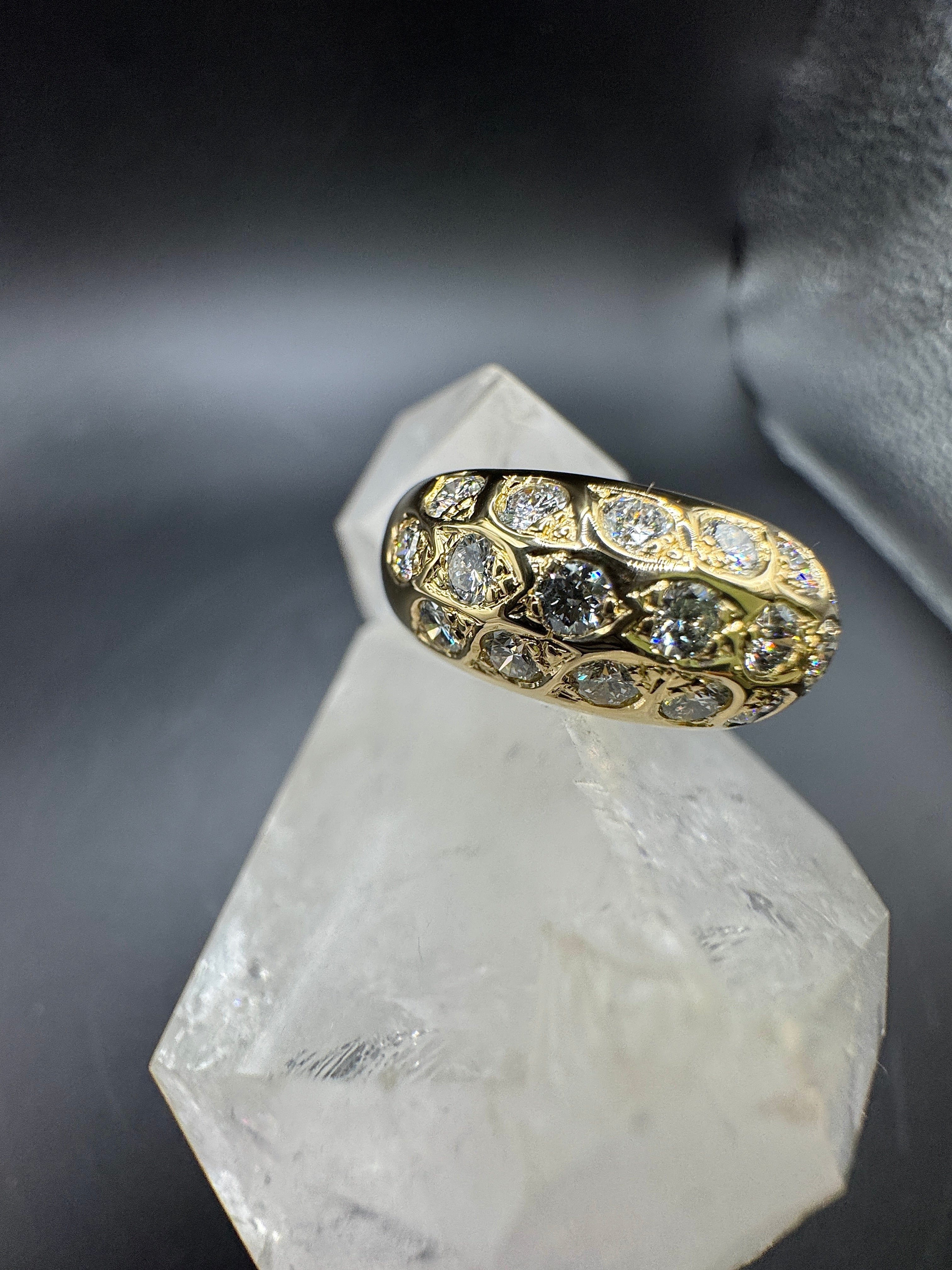 Stilvoller & breiter Ring in 18 Karat Gelbgold mit feinen Brillanten