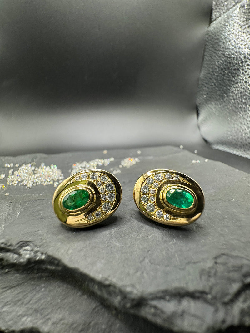 Handgefertigte Ohrstecker in 18 Karat Gelbgold mit feinen Smaragden & Brillanten