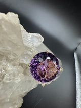 Moderner Amethyst Ring in 14 Karat Gelbgold mit feinen Brillanten