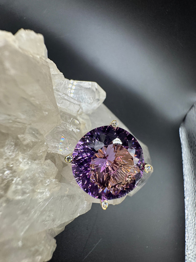 Moderner Amethyst Ring in 14 Karat Gelbgold mit feinen Brillanten