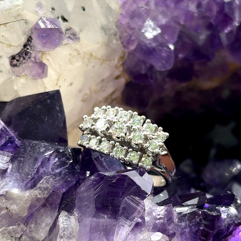 Edele vintage ring in 14 karaat witgoud met zeer fijne diamanten 