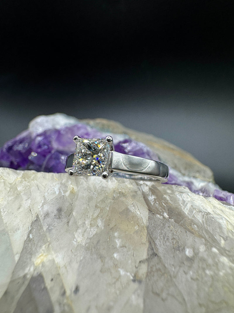 Massiver Solitär Ring in Platin mit hochfeinem Princess-Cut Brillanten