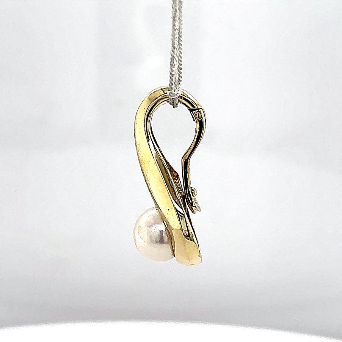 Eleganter Vintage-Anhänger in 14 Karat Gelbgold mit Brillant und Akoya-Perle