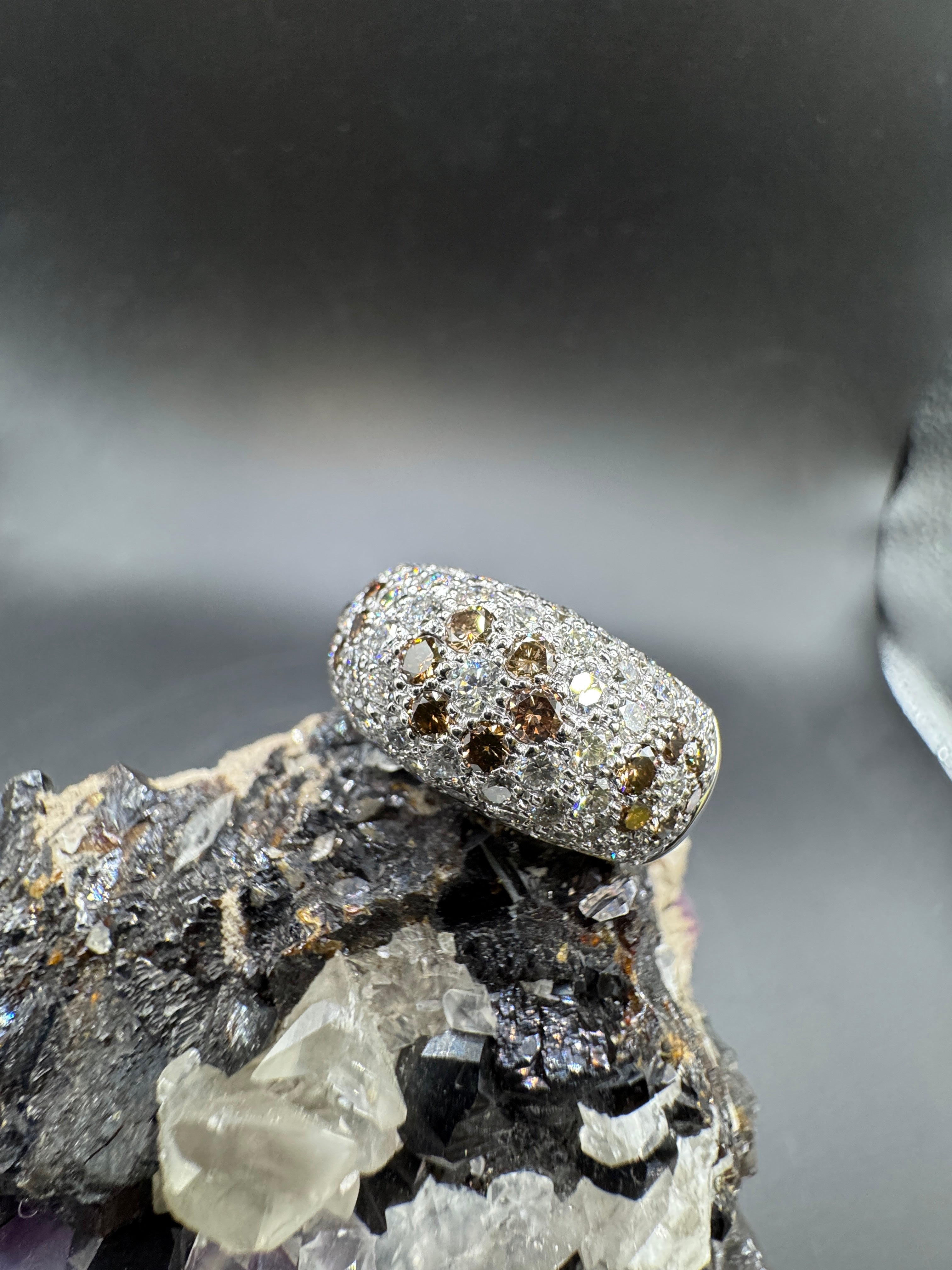 Elegant 18 karat (750) white gold ring with brilliant-cut and fancy-cut diamonds