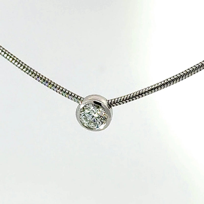 Zeitloser Solitär-Anhänger in 18 Karat Weißgold mit Brillant & Schlangenkette