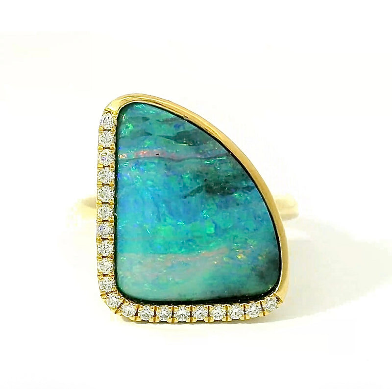 Moderner Ring in 14 Karat Gelbgold mit australischem Opal & Brillanten