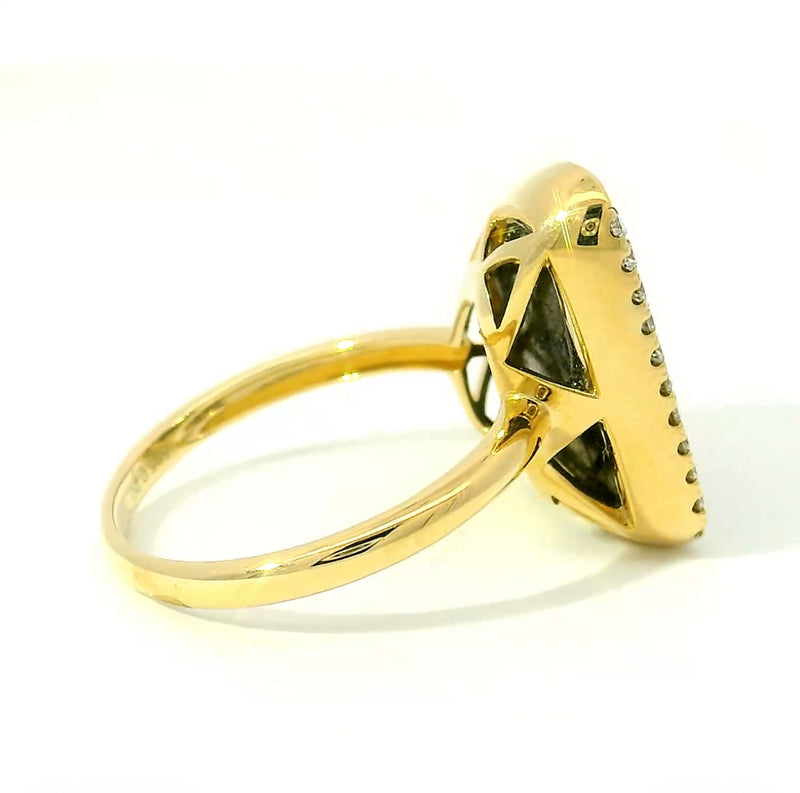 Moderner Ring in 14 Karat Gelbgold mit australischem Opal & Brillanten
