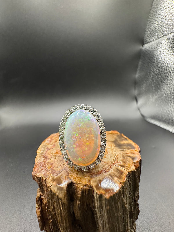 Hochfeiner Cocktailring in 18 Karat Weißgold mit austral. Opal & Brillanten