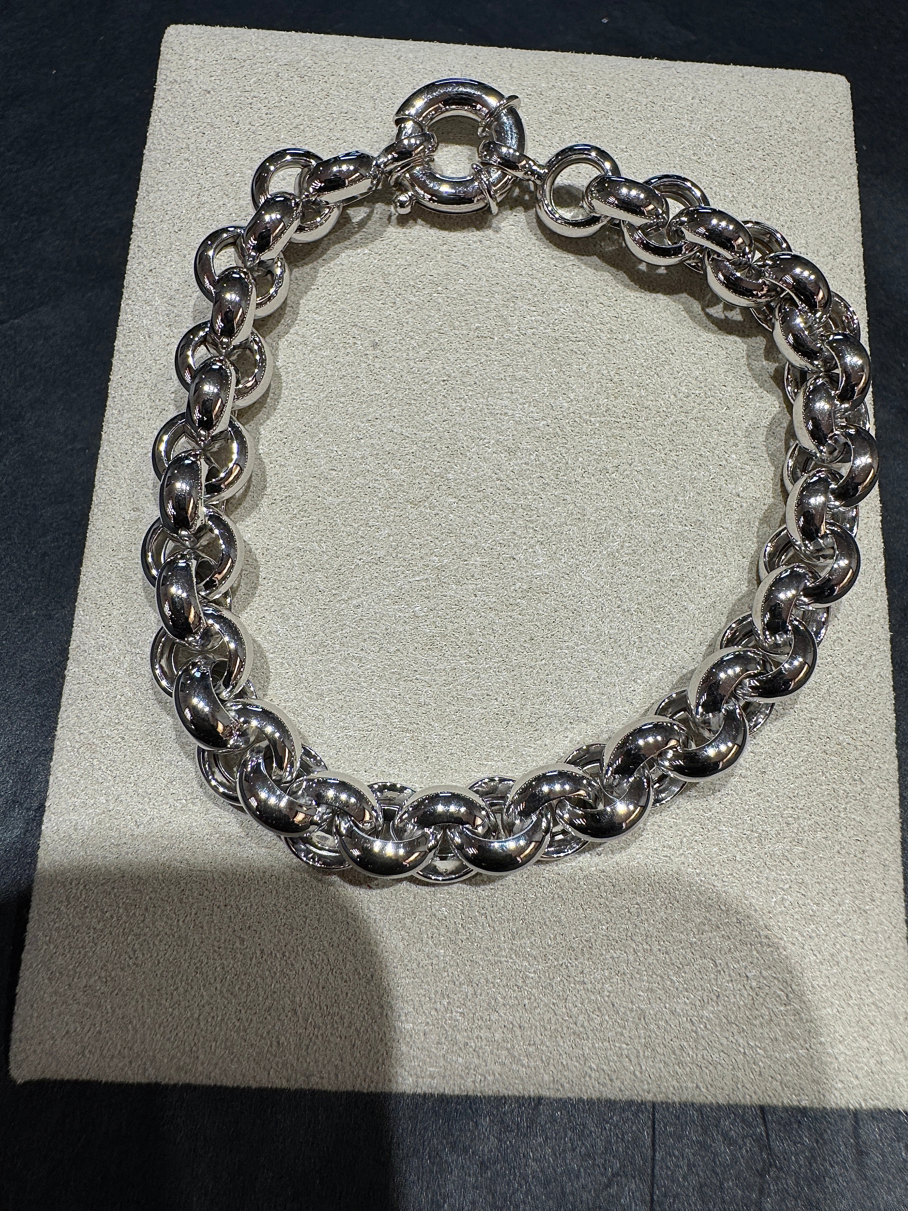 Modern curb chain bracelet in 14 karat white gold with large spring ring clasp