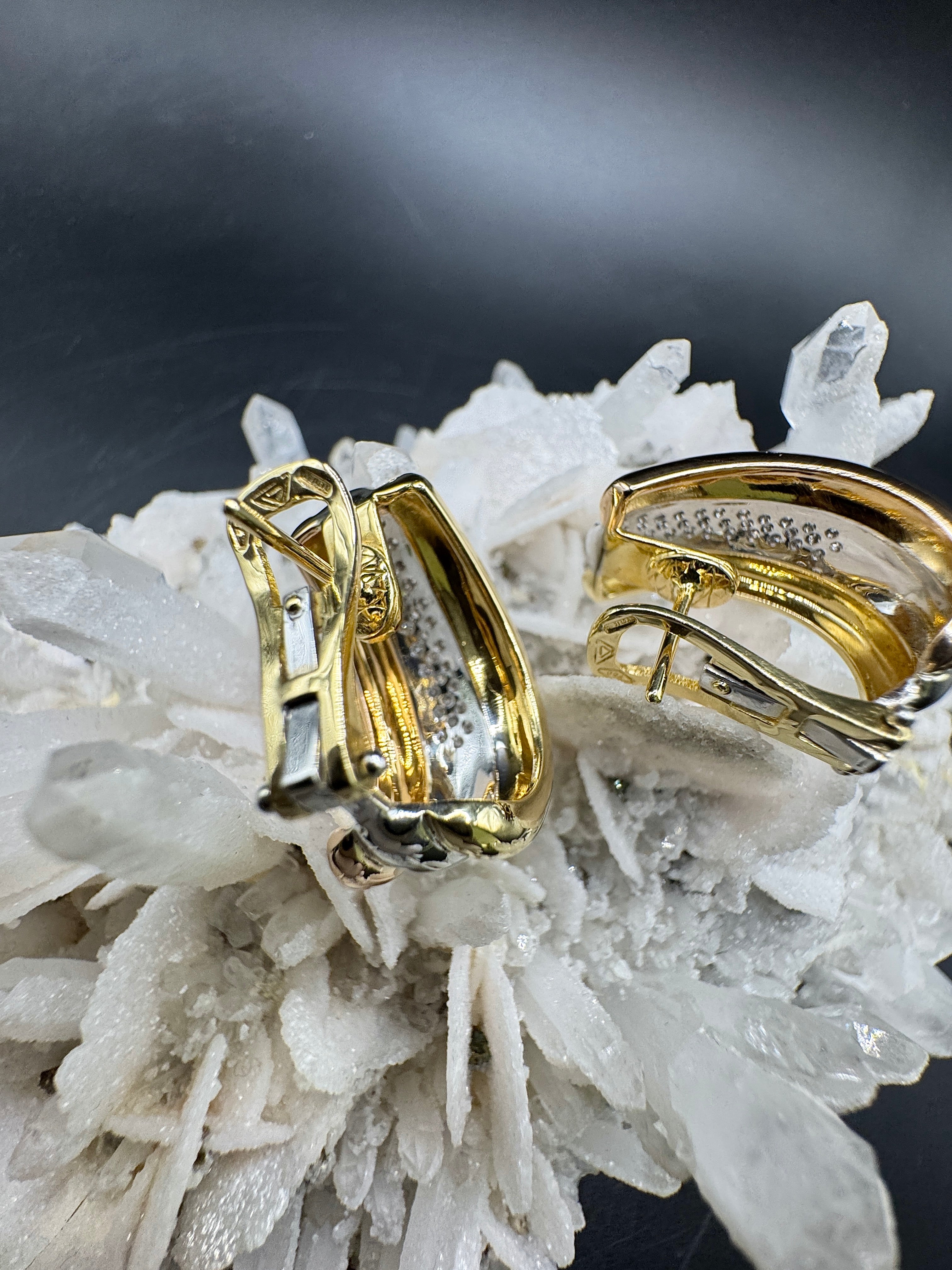 Handgefertigte Kreolen in 18 Karat Gelb-, Weiß -und Roségold mit Brillanten