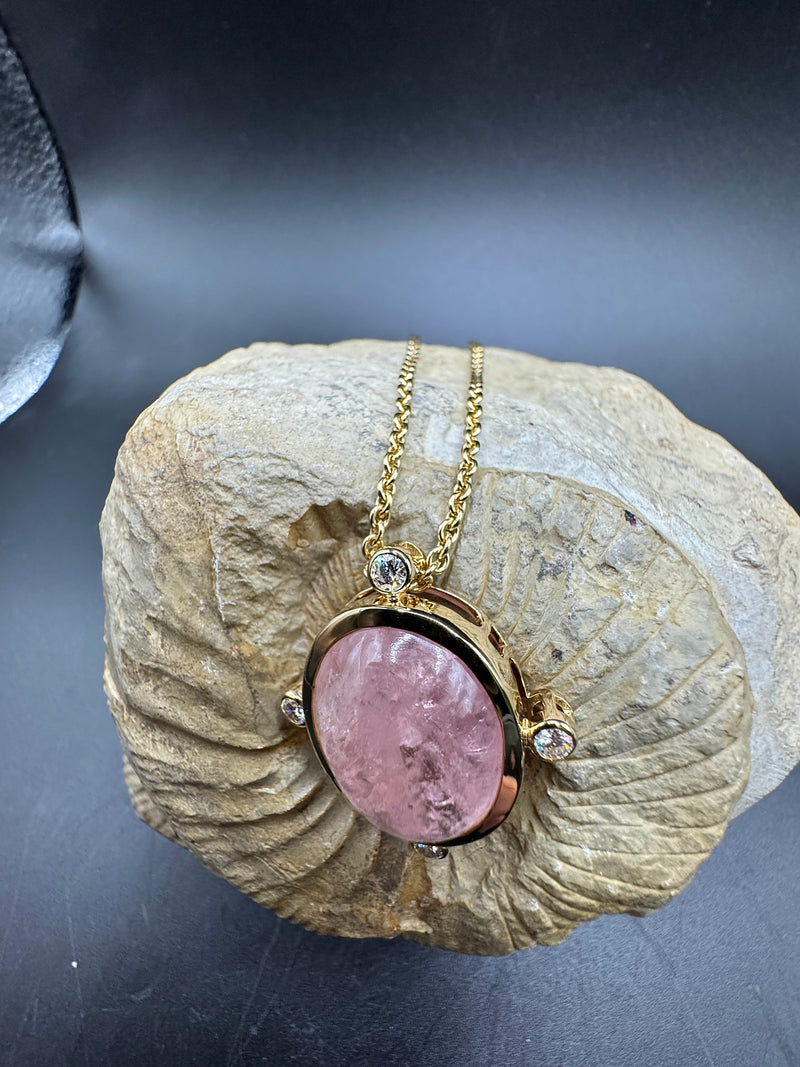 Eleganter Anhänger in 14 Karat Gelbgold mit rosa Morganit & Brillanten