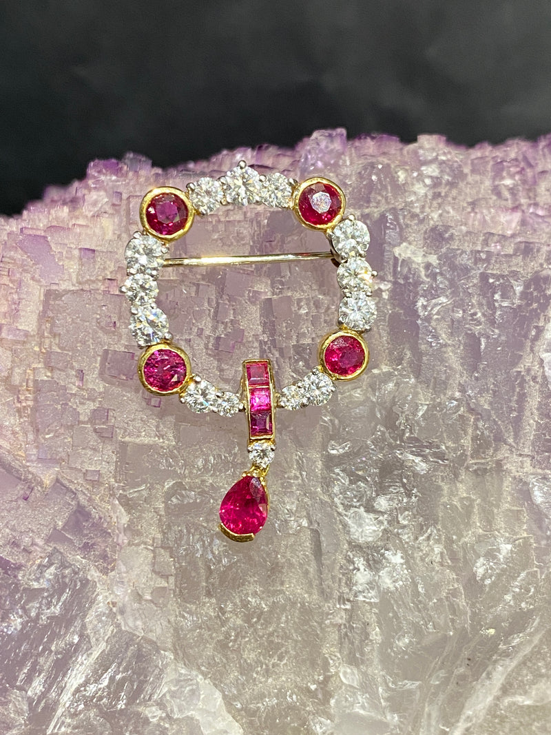 Prachtige broche in 18 karaat bicolor met grote, zeer fijne briljant geslepen diamanten en robijnen 