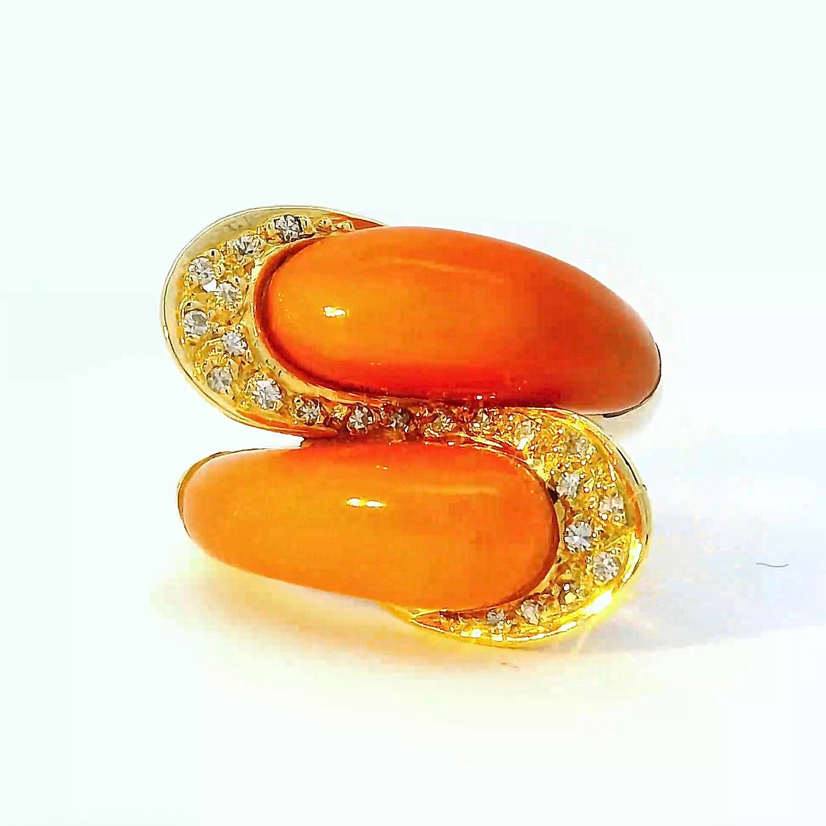 Eleganter Ring in 18 Karat Gelbgold mit Engelshautkoralle & Diamanten