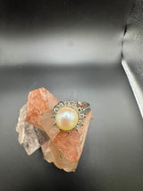 Zeitloser Entourage-Ring in 14 Karat Weißgold mit Akoya-Perle und Diamanten