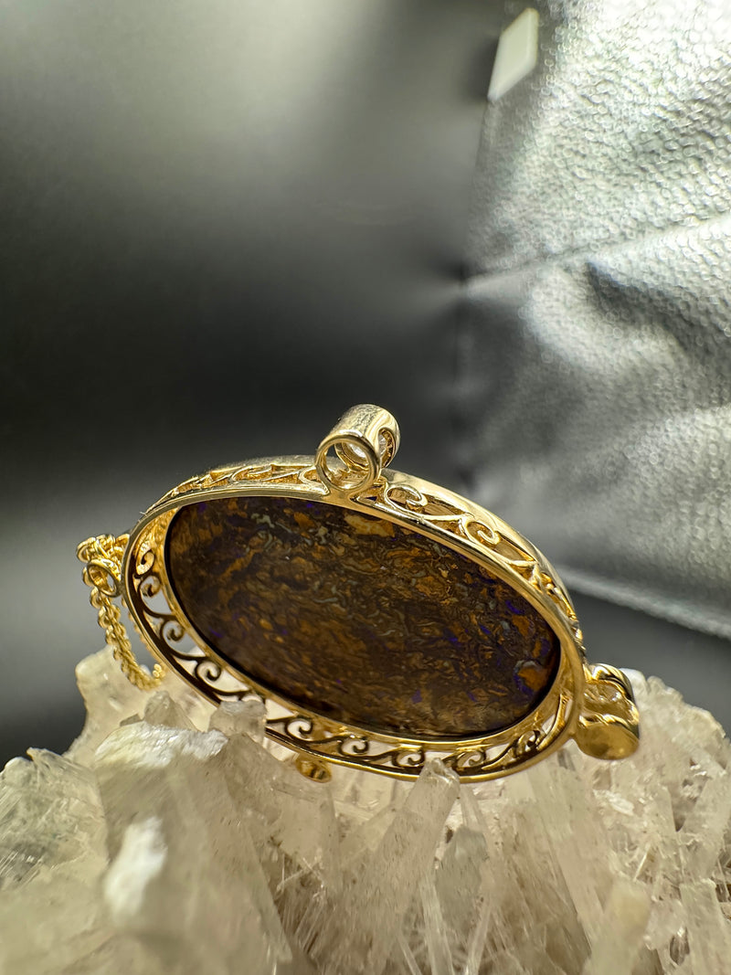 Besonderer Opal Anhänger in 14 Karat Gelbgold mit feinen Brillanten