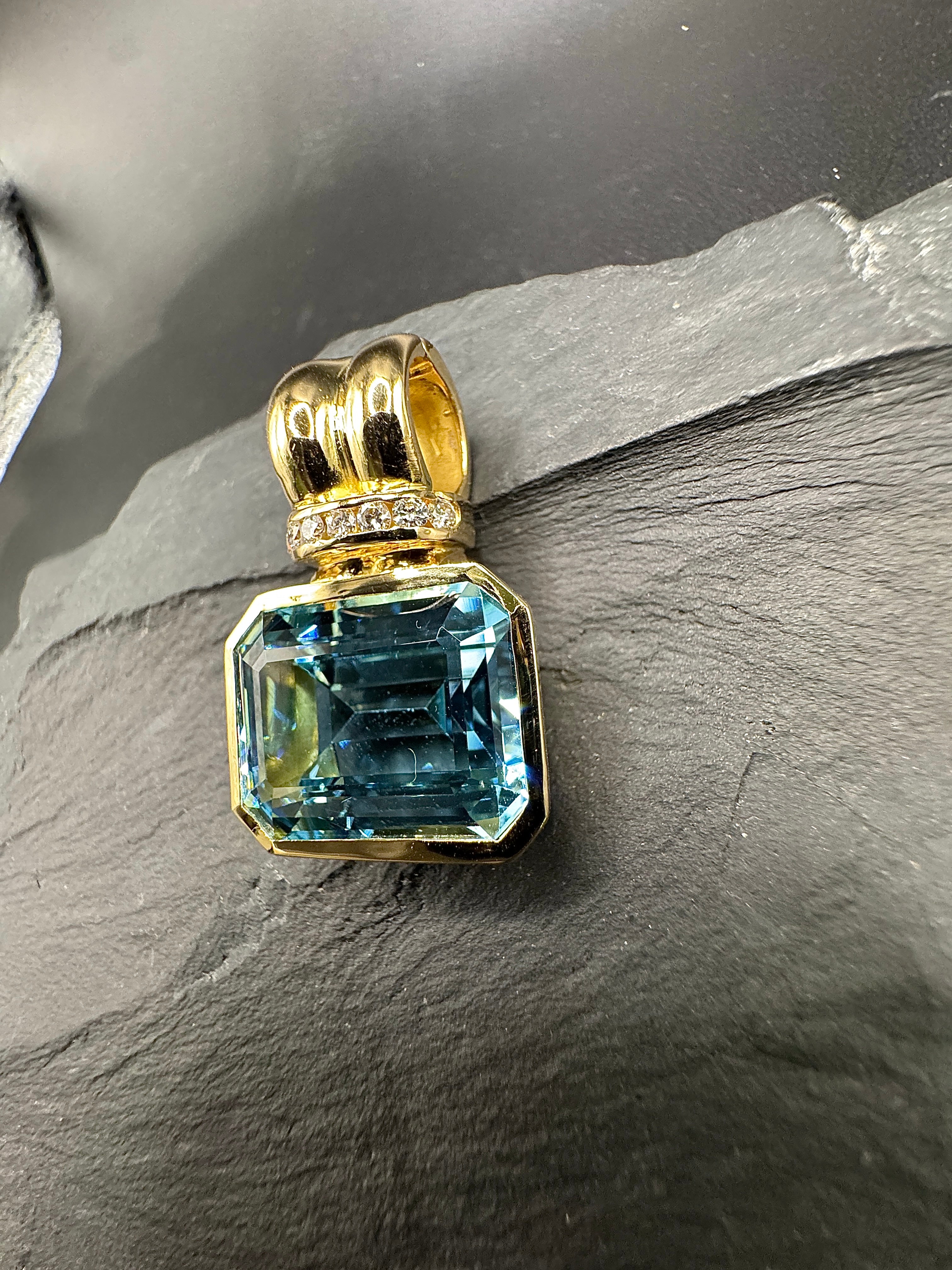Edler Anhänger in 18 Karat Gelbgold mit seltenem Aquamarin & Brillanten