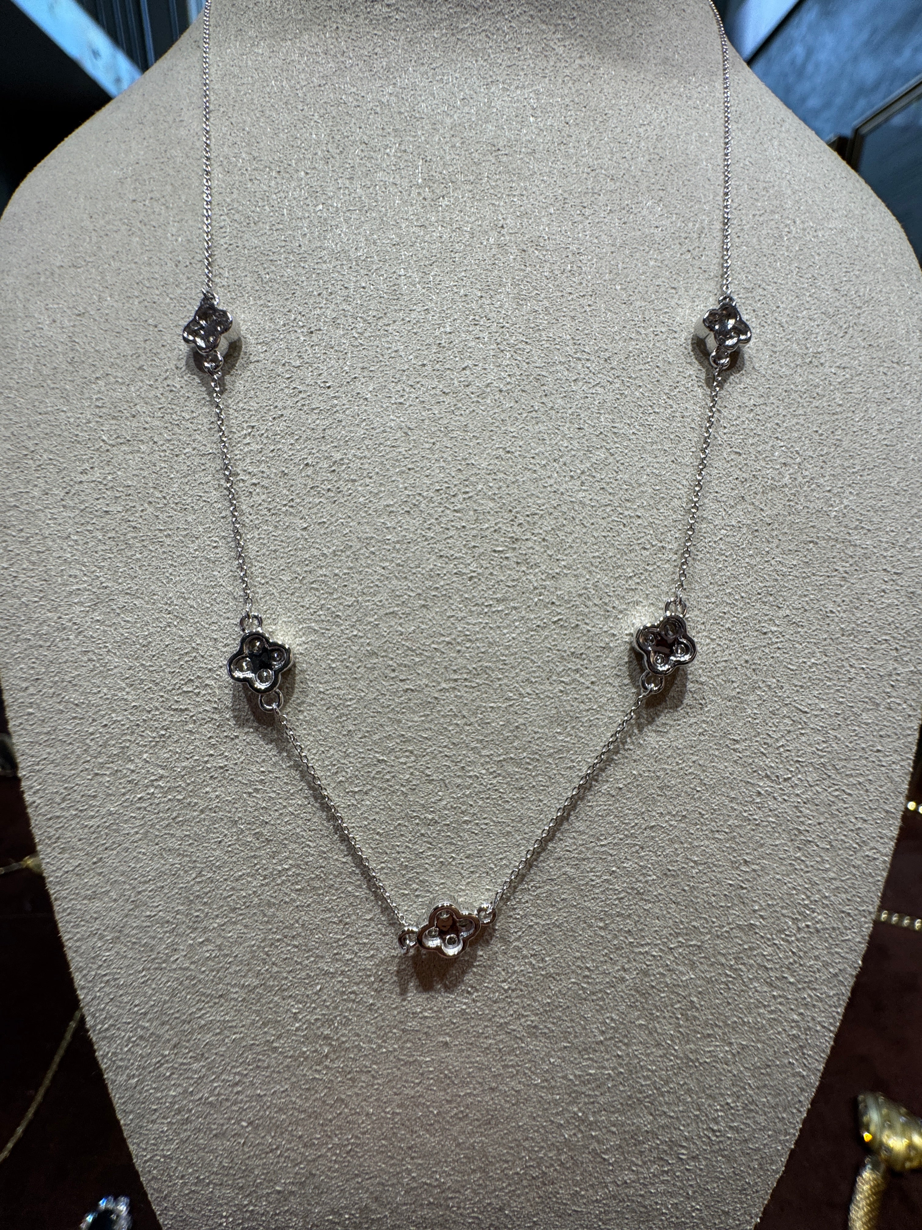 Modern necklace in 18 carat white gold with fine brilliant-cut diamonds