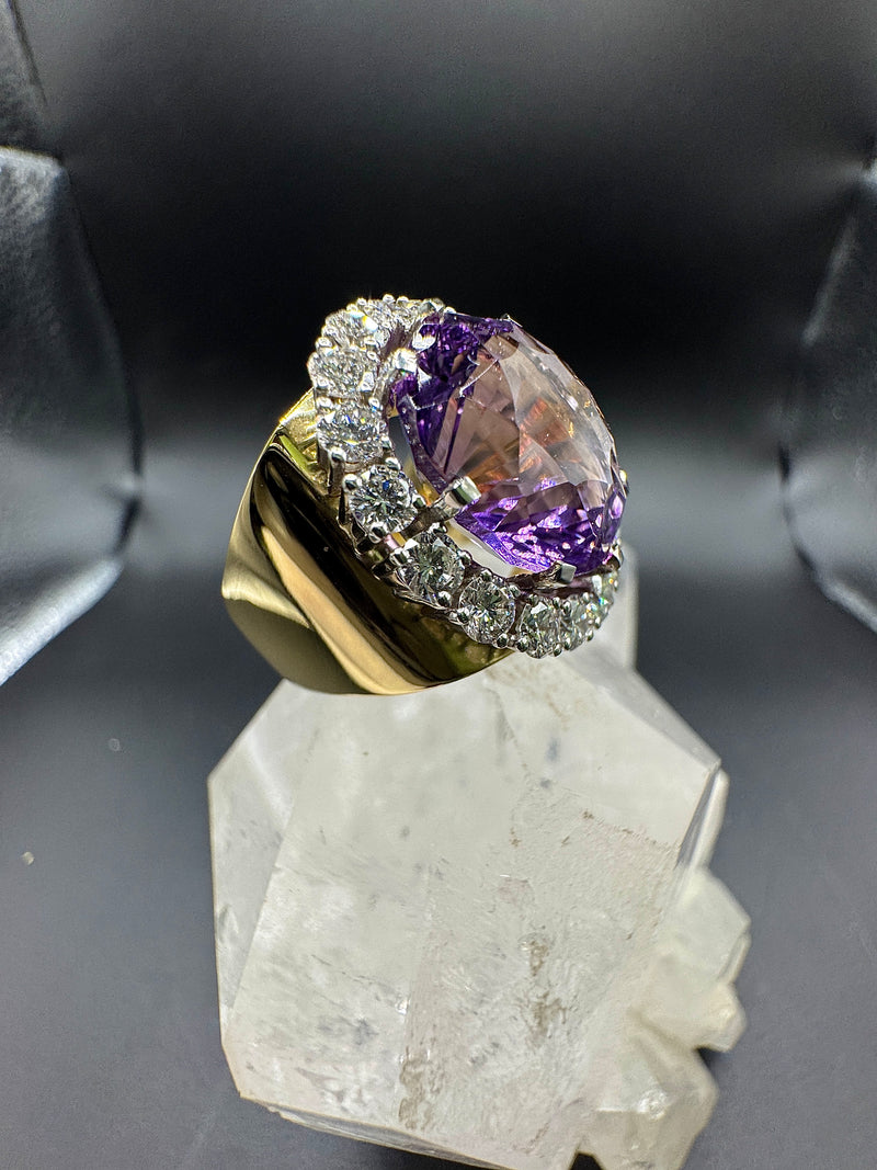 Prunkvoller Cocktailring in 18 Karat Gold mit großem Amethyst & Brillanten