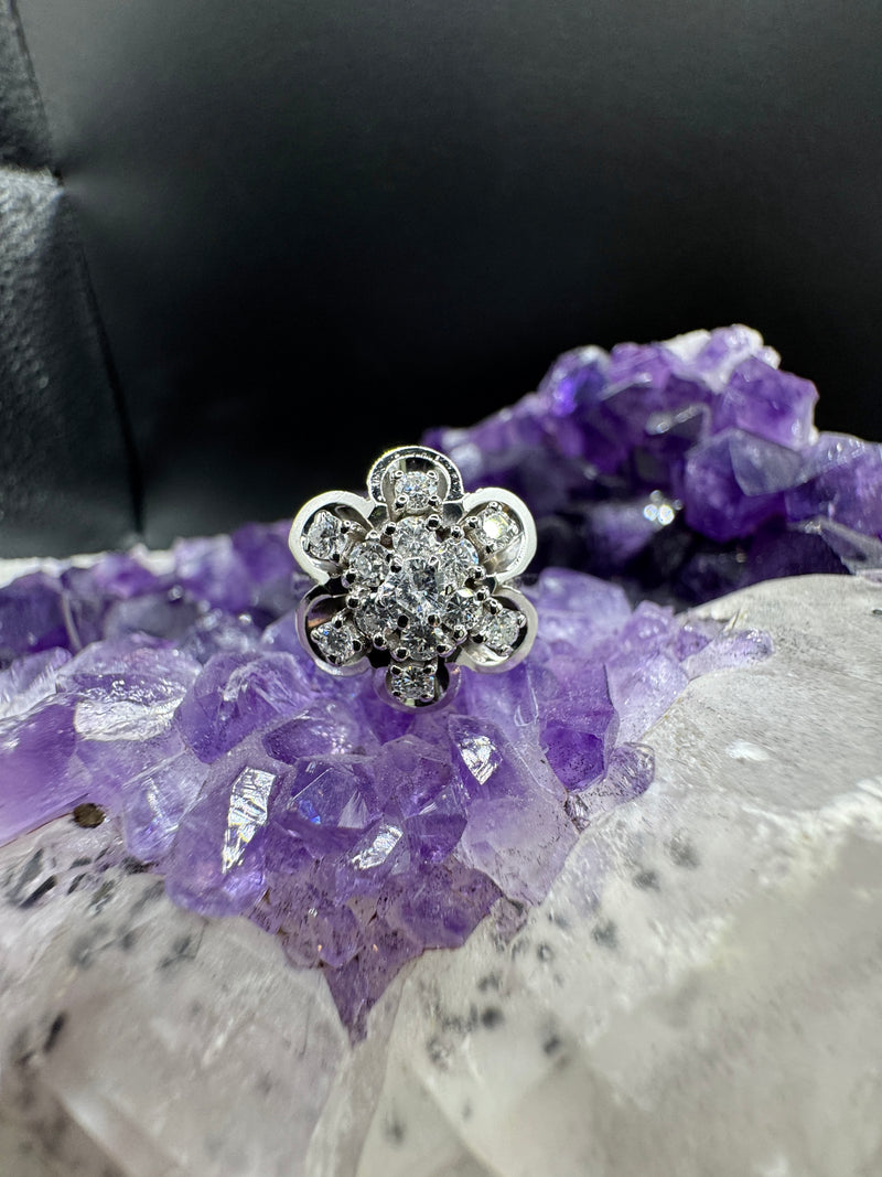 Dekorativer Blumen-Ring in 14 Karat Weißgold mit lebhaften Brillanten | Ringe - Schmuck Schroll