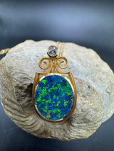 Besonderer Anhänger in 18 Karat Gelbgold mit Brillant & Opaldublette