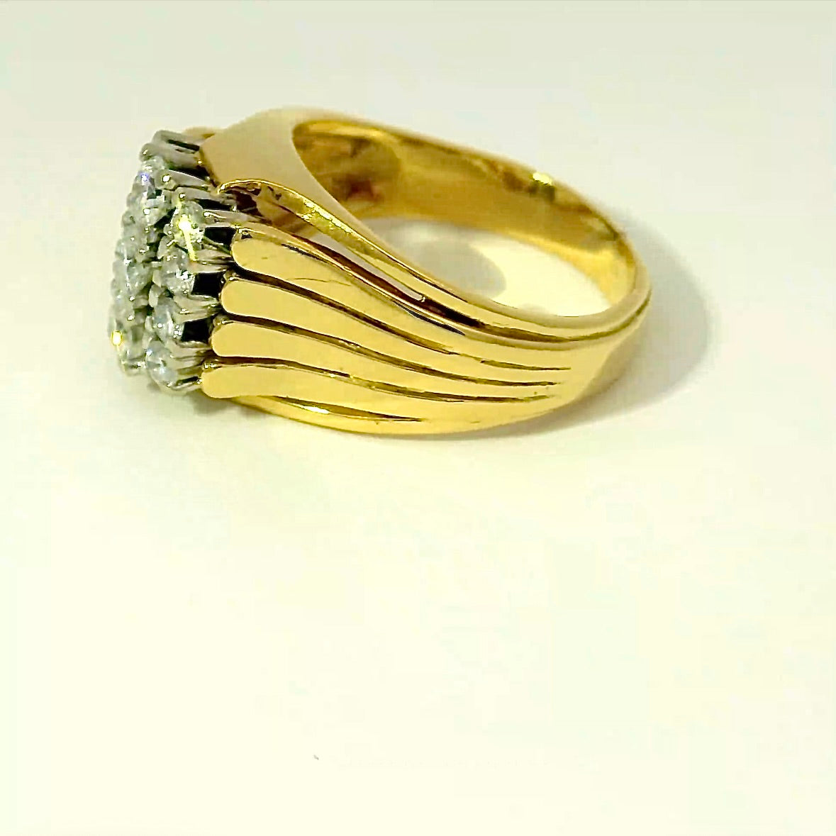 Eindrucksvoller Vintage-Ring in 18 Karat Gelb- und Weißgold mit hochfeinen Brillanten