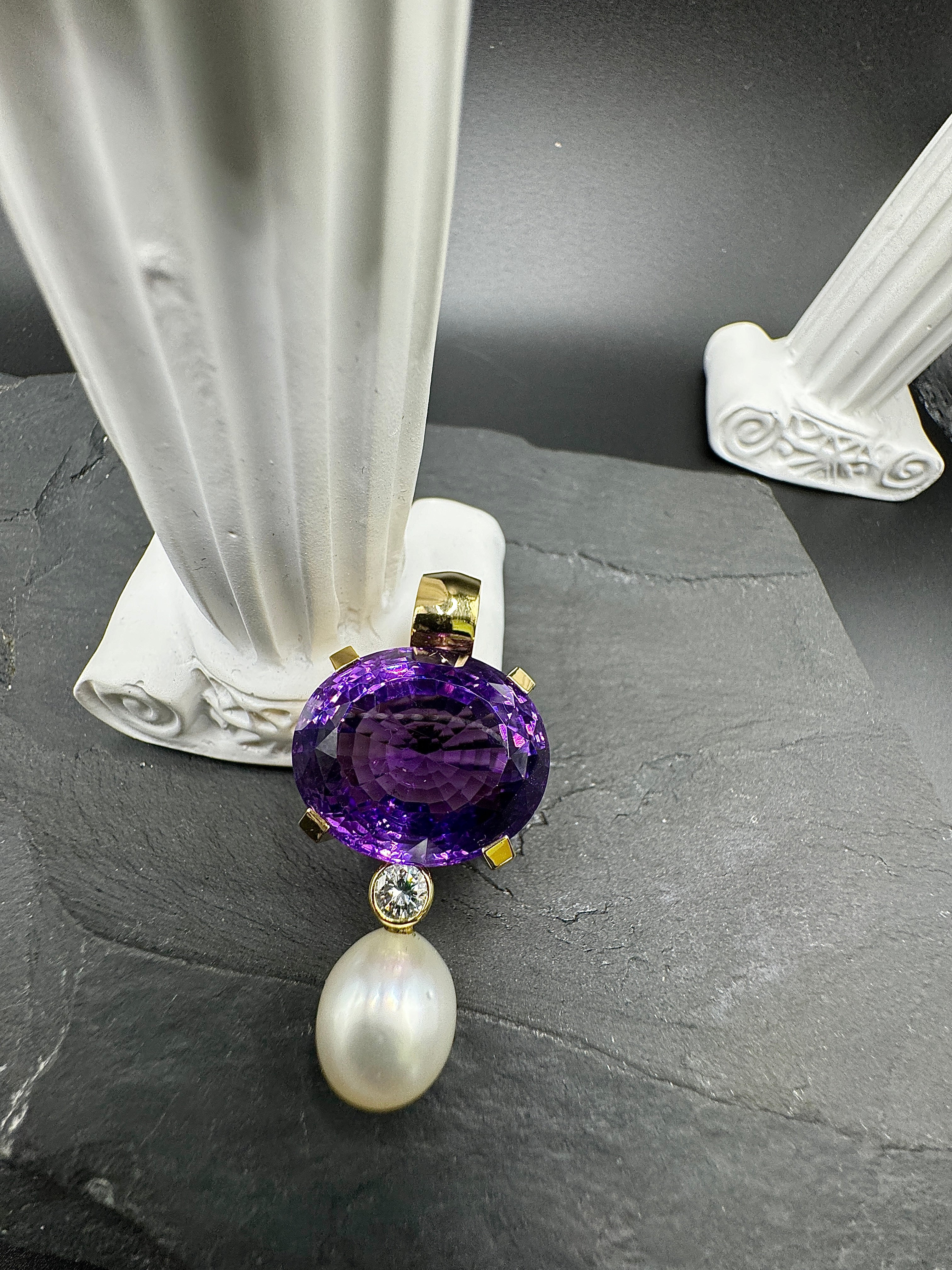 Beeindruckender Anhänger in 18 Karat Gelbgold mit feinen Amethyst, Brillant & Südsee-Perle