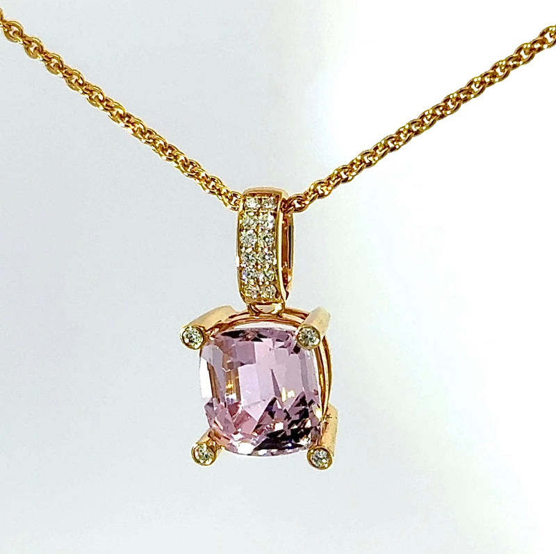 Steinbetonter Anhänger in 14 Karat Gelbgold mit rosa Kunzit & Brillanten