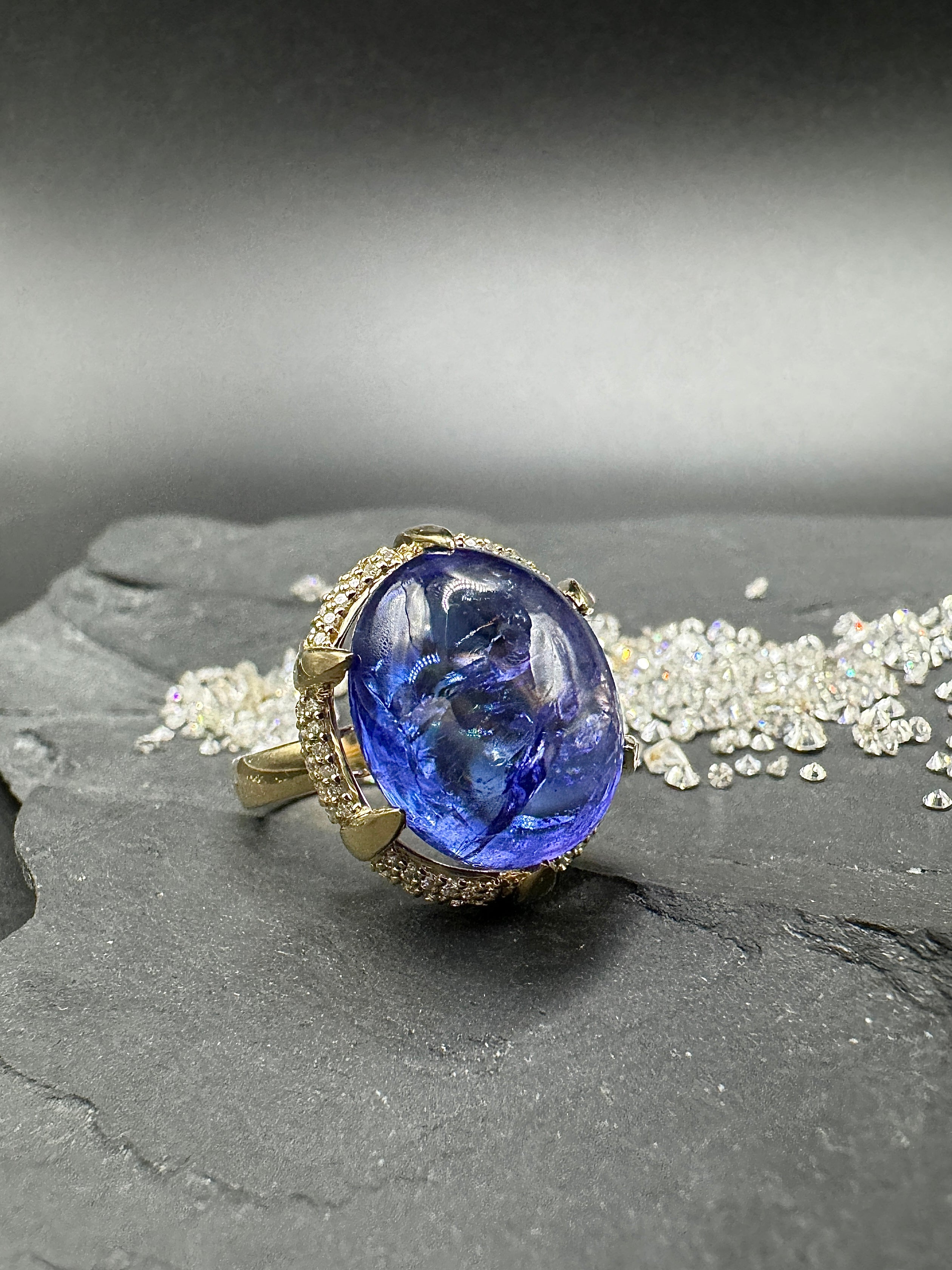 Ausgefallener Tansanit Ring in 14 Karat Gelbgold mit feinen Brillanten