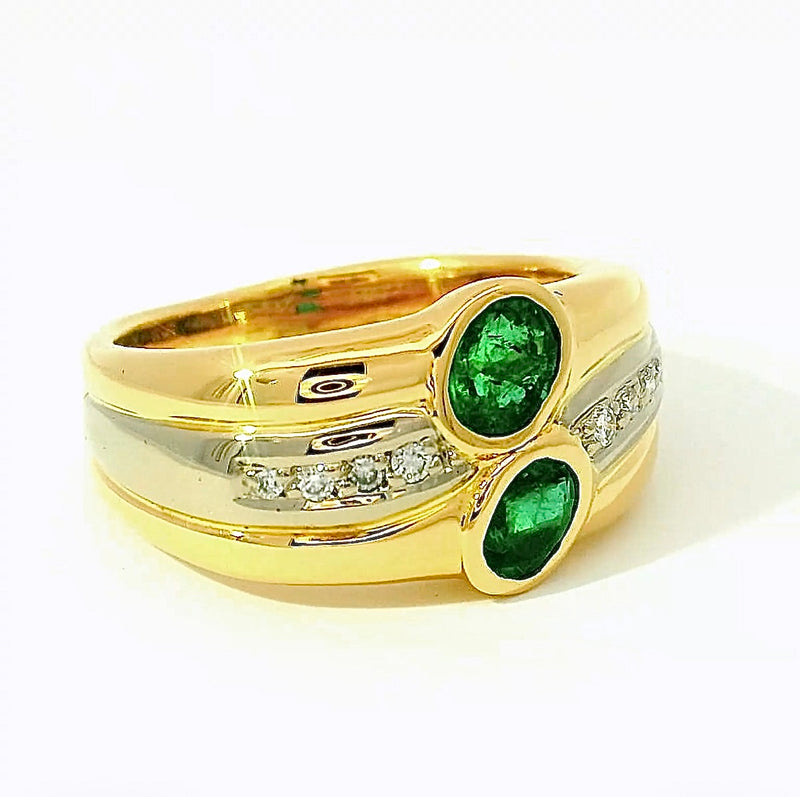 Handgefertigter Ring in 18 Karat Gelbgold mit Smaragden & Brillanten