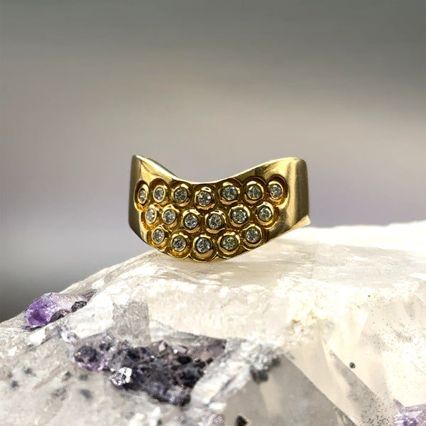 Elegante geelgouden ring van 18 karaat met zeer fijne diamanten