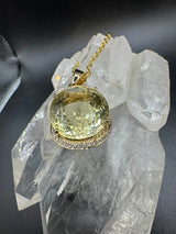 Beeindruckender Anhänger in 14 Karat Gelbgold mit riesigem Goldberyll & Brillanten