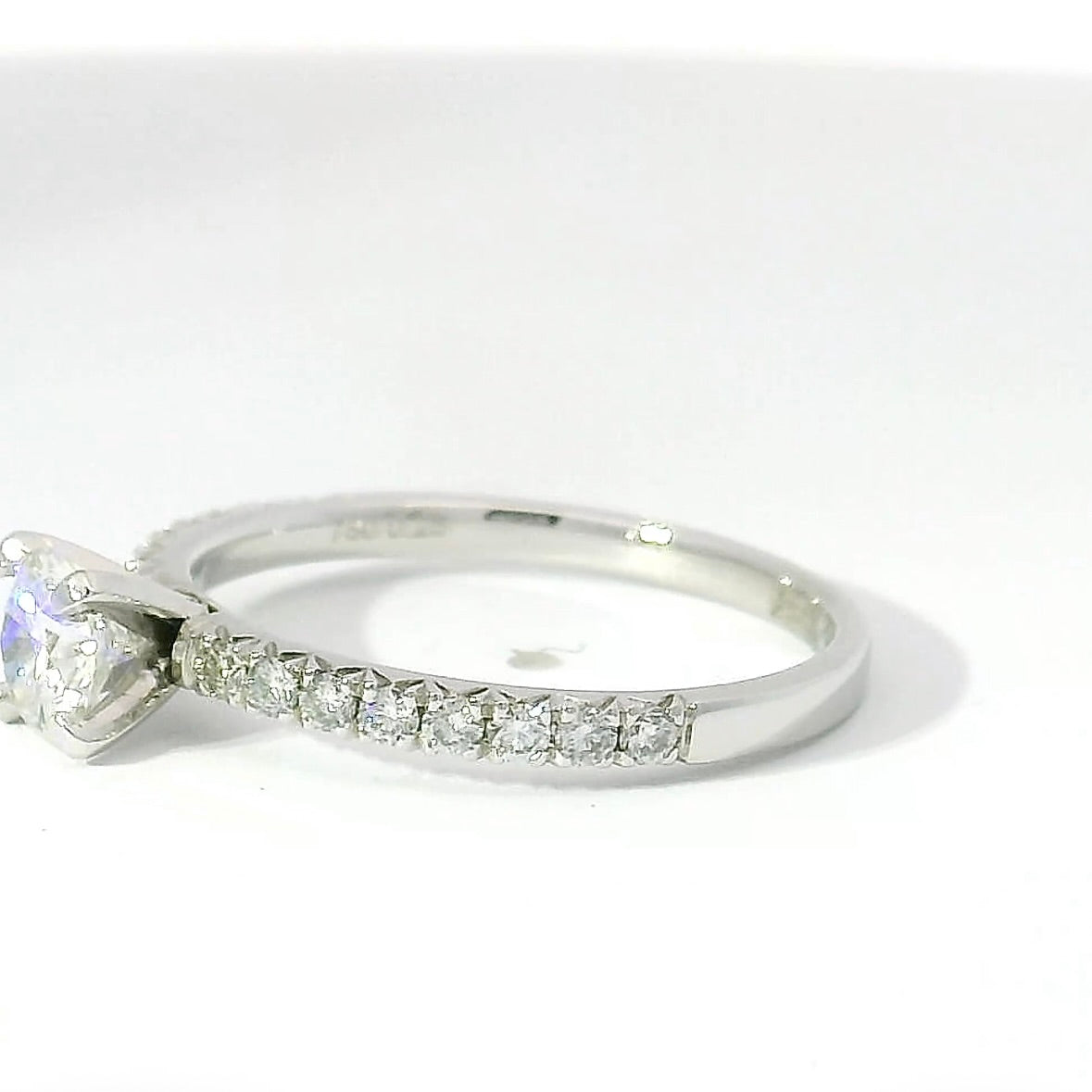Feiner Solitär- & Verlobungsring in 18 Karat Weißgold mit hochfeinen Brillanten