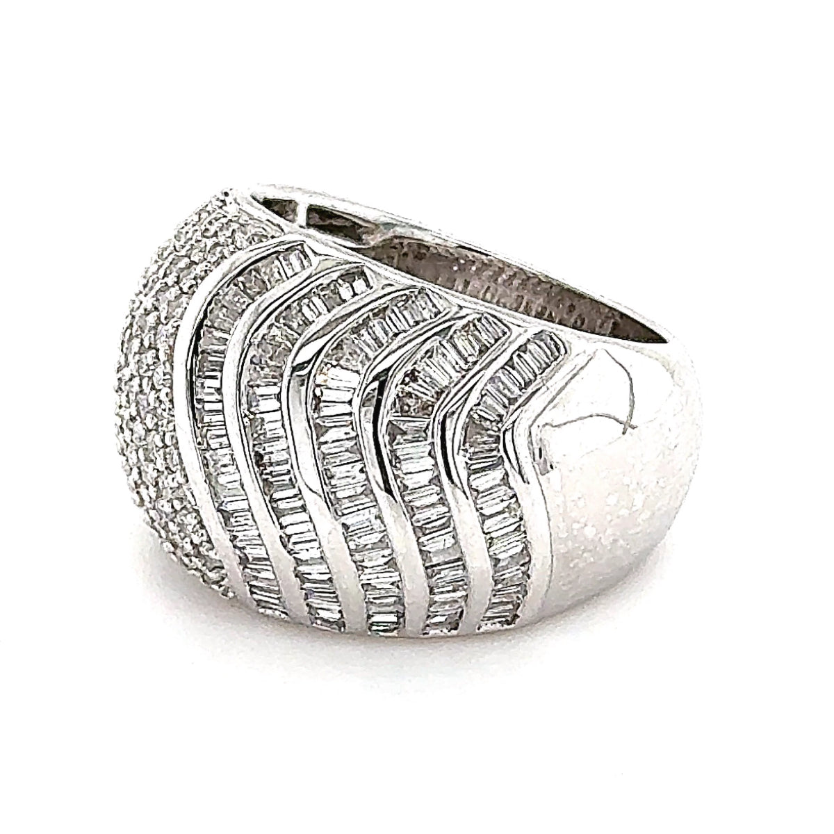 Prunkvoller Ring in 18 Karat Weißgold mit über 200 feinen Brillanten & Diamanten