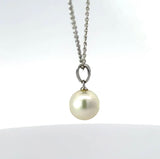 Zeitloser Perlen Anhänger in 14 Karat Weißgold mit Ankerkette