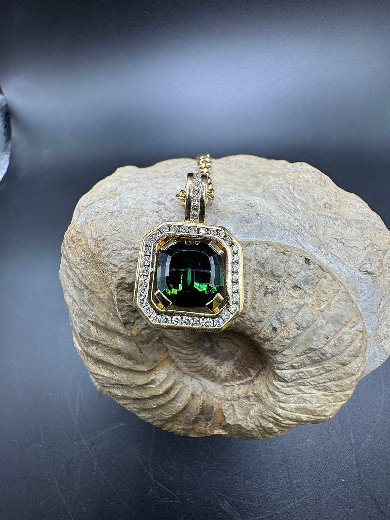 Goldbaur Anhänger in 18 Karat Gelbgold mit feinem Turmalin & Brillanten