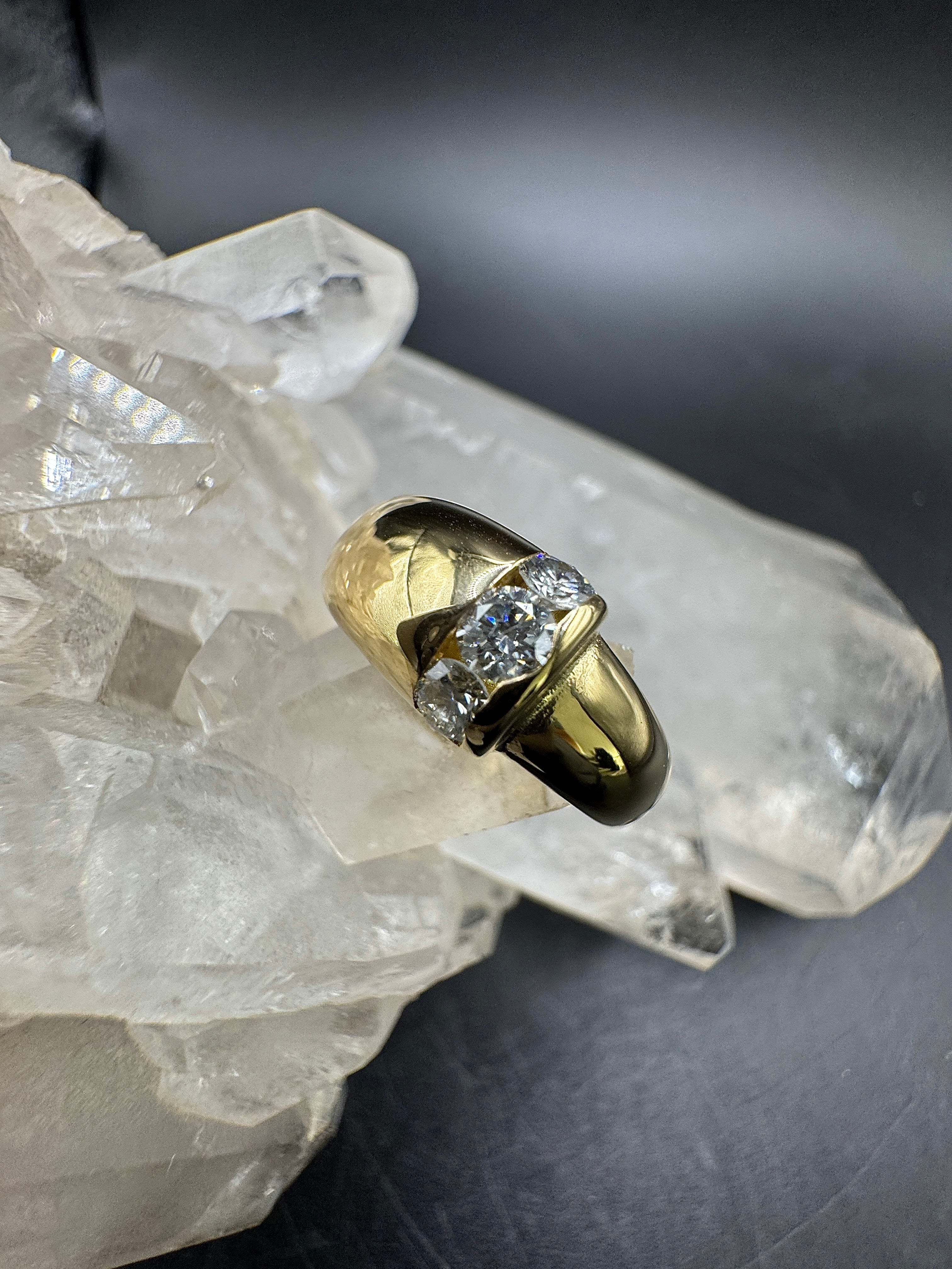 Handgefertigter Ring von Jaufmann in 18 Karat Gold mit Brillanten