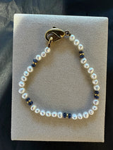 Verspieltes Perlenarmband mit 14 Karat Gelbgold und blauen Saphiren