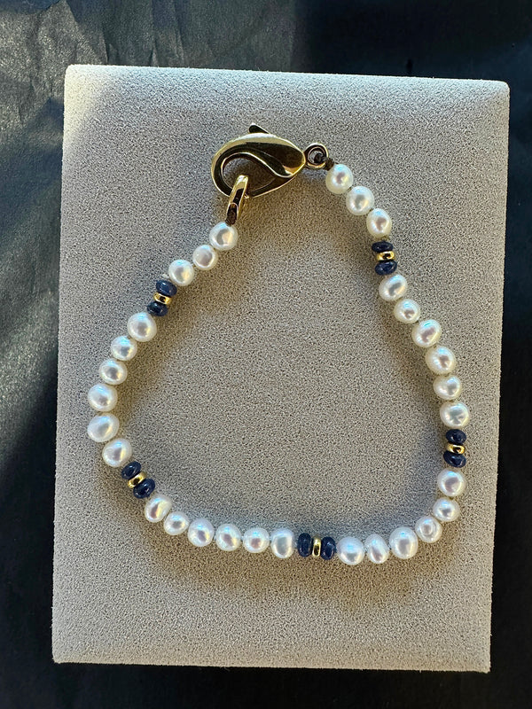Verspieltes Perlenarmband mit 14 Karat Gelbgold und blauen Saphiren
