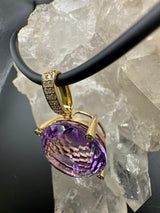 Moderner Anhänger in 14 Karat Gelbgold mit feinen Amethyst & Brillanten