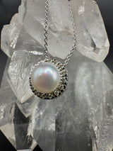 Zeitloser Moncara Anhänger in 14 Karat Weißgold mit Perle & Brillanten