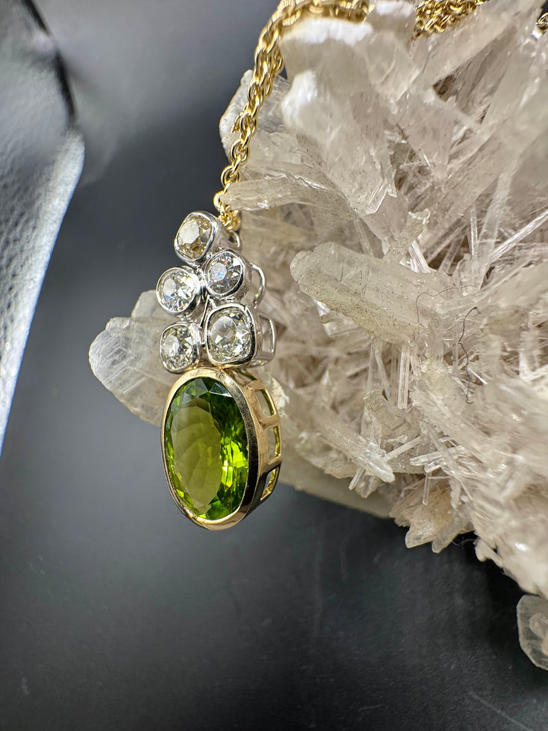 Moderner Peridot Anhänger in 14 Karat Bicolor Gold mit großen Diamanten