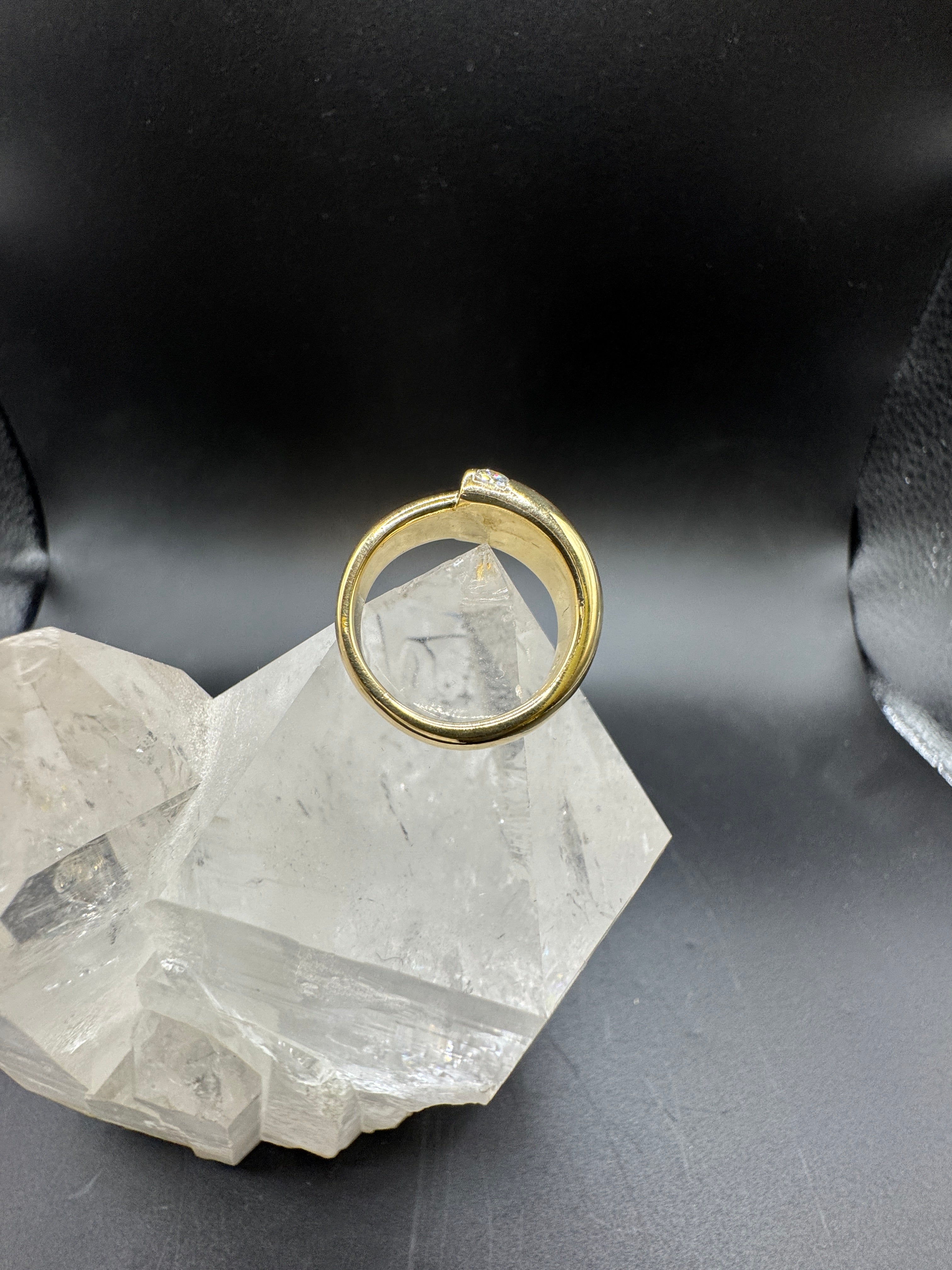 Handgefertigter Ring von Jaufmann in 18 Karat Gold mit Brillanten