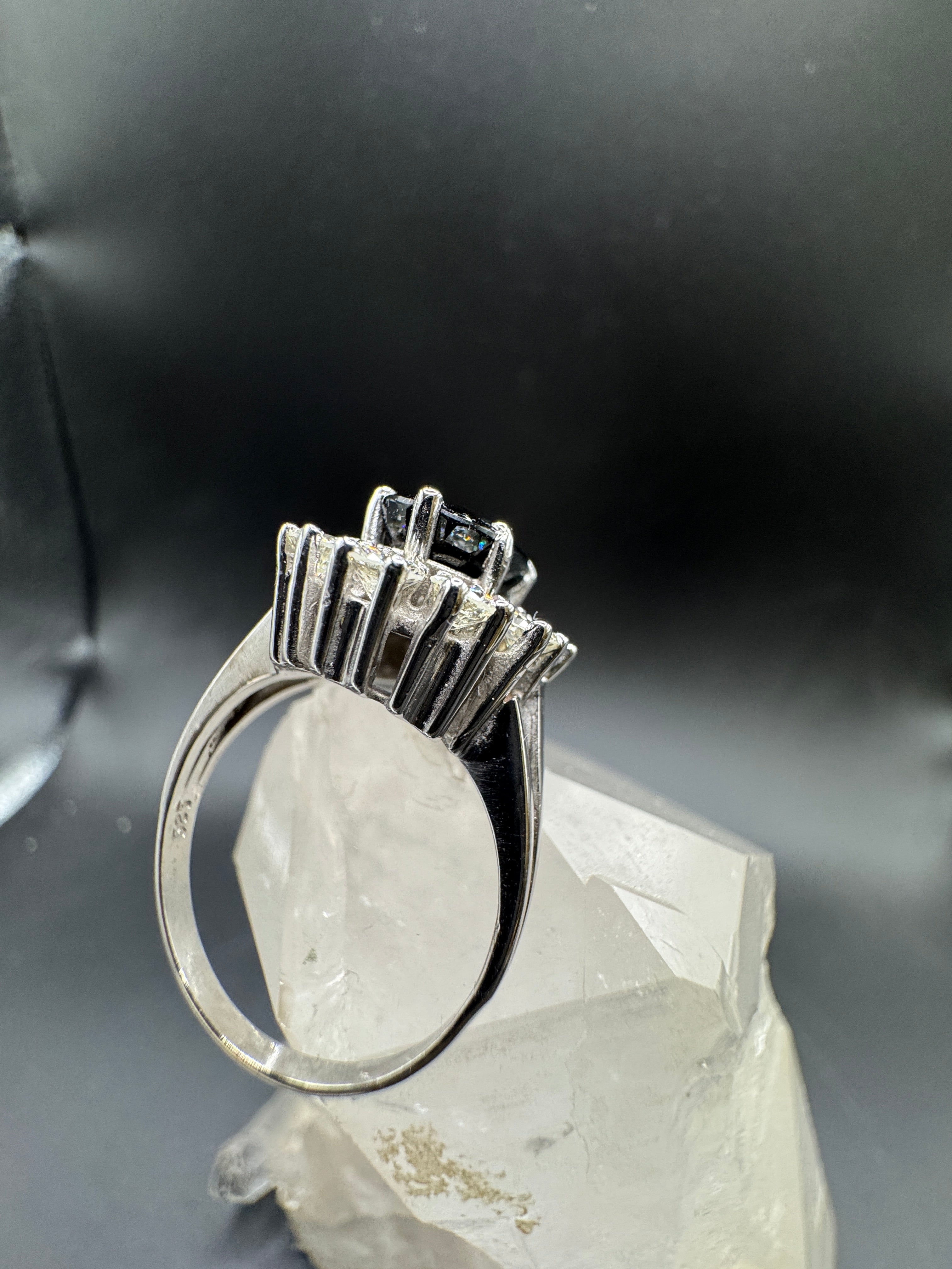 Eleganter Ring in 14 Karat Weißgold mit blauem Saphir & Brillanten