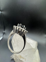 Eleganter Ring in 14 Karat Weißgold mit blauem Saphir & Brillanten