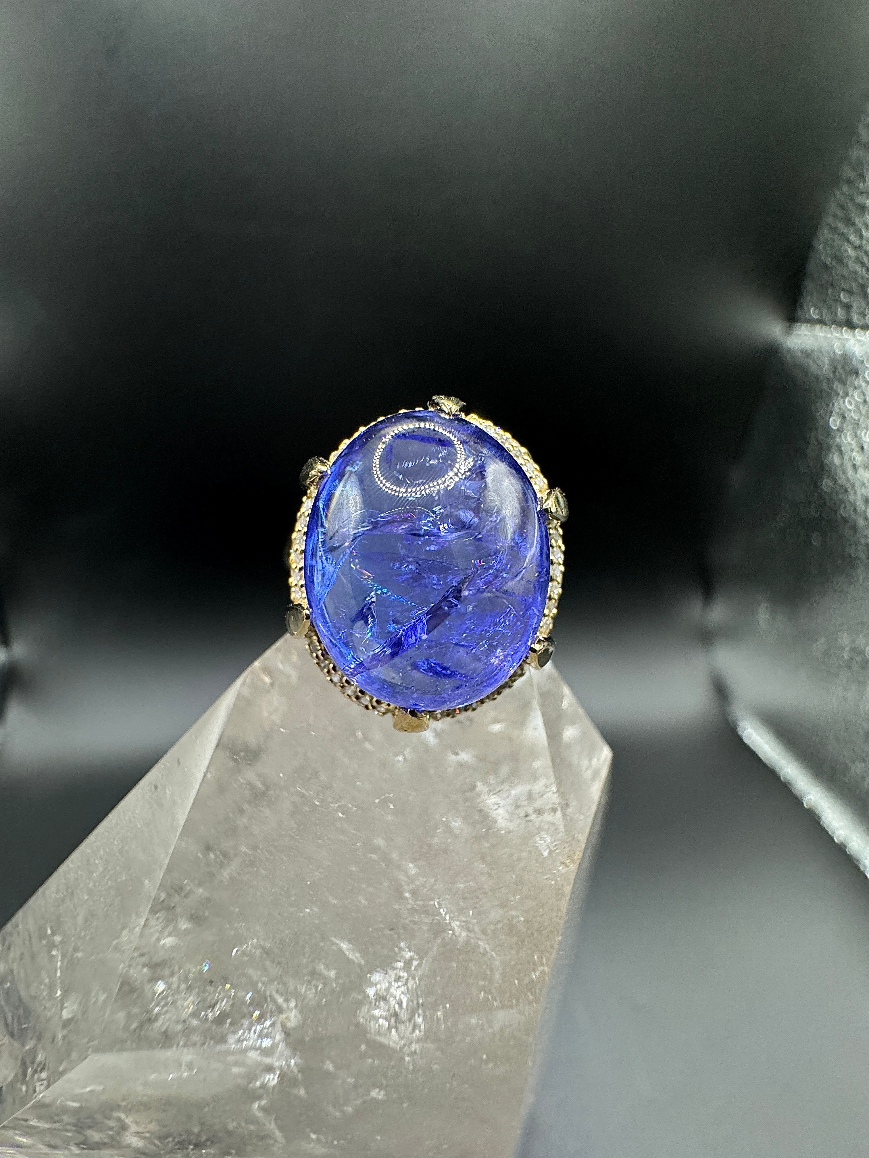 Ausgefallener Tansanit Ring in 14 Karat Gelbgold mit feinen Brillanten